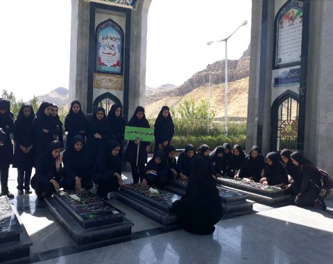 غبار روبی و گل افشانی مزار شهدا به مناسبت تاکید بر ادامه ترویج فرهنگ ایثار و شهادت