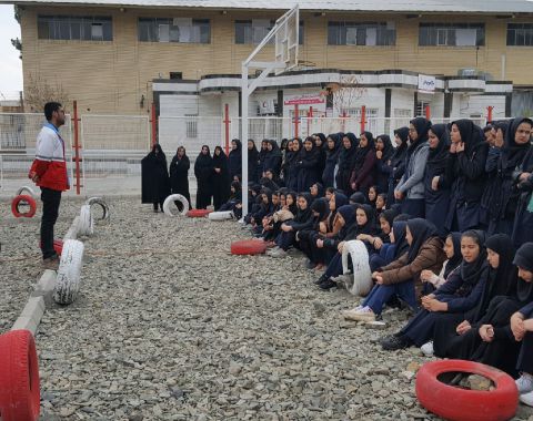 اعزام دانش آموزان به مسابقات طرح دادرس در سازمان هلال احمر شهرستان