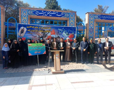 شرکت در غباروبی مزار شهدا به مناسبت هفته دفاع مقدس